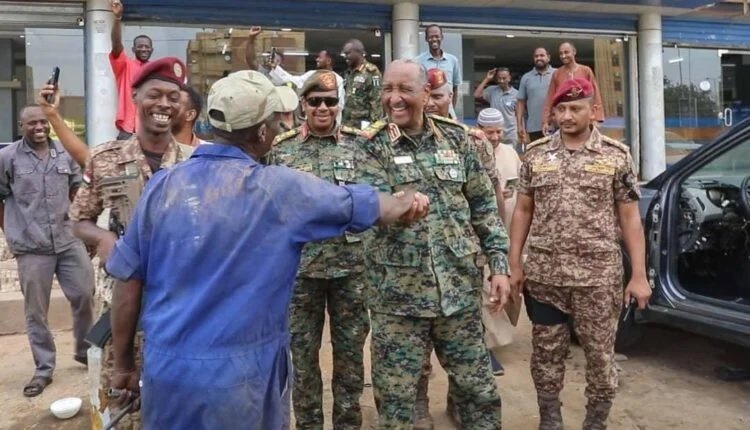 البرهان يزور أسواق الخرطوم .. والجماهير تستقبله بالتكبير